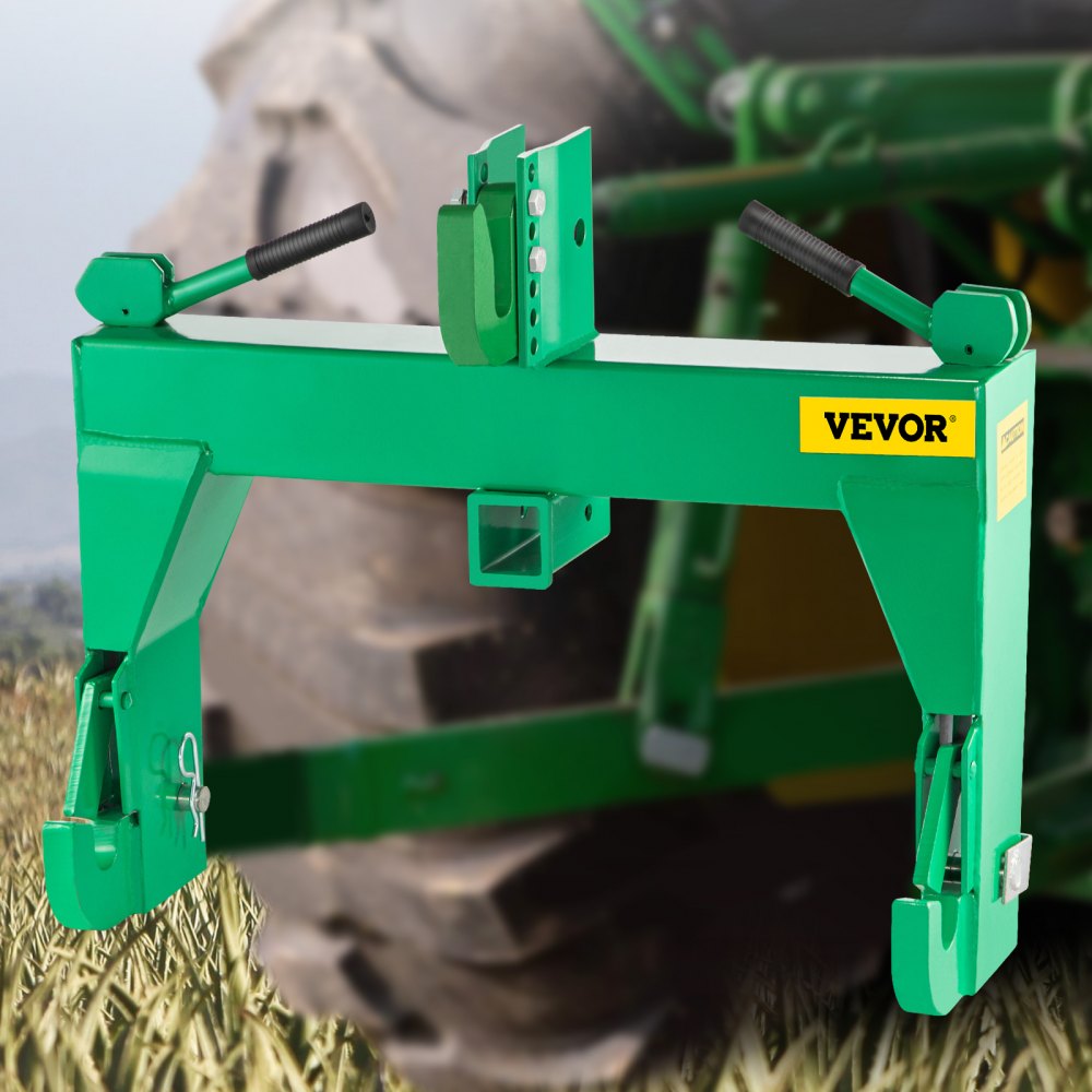 Enganche rápido de 3 puntos VEVOR en color verde, montado en un tractor en un campo.