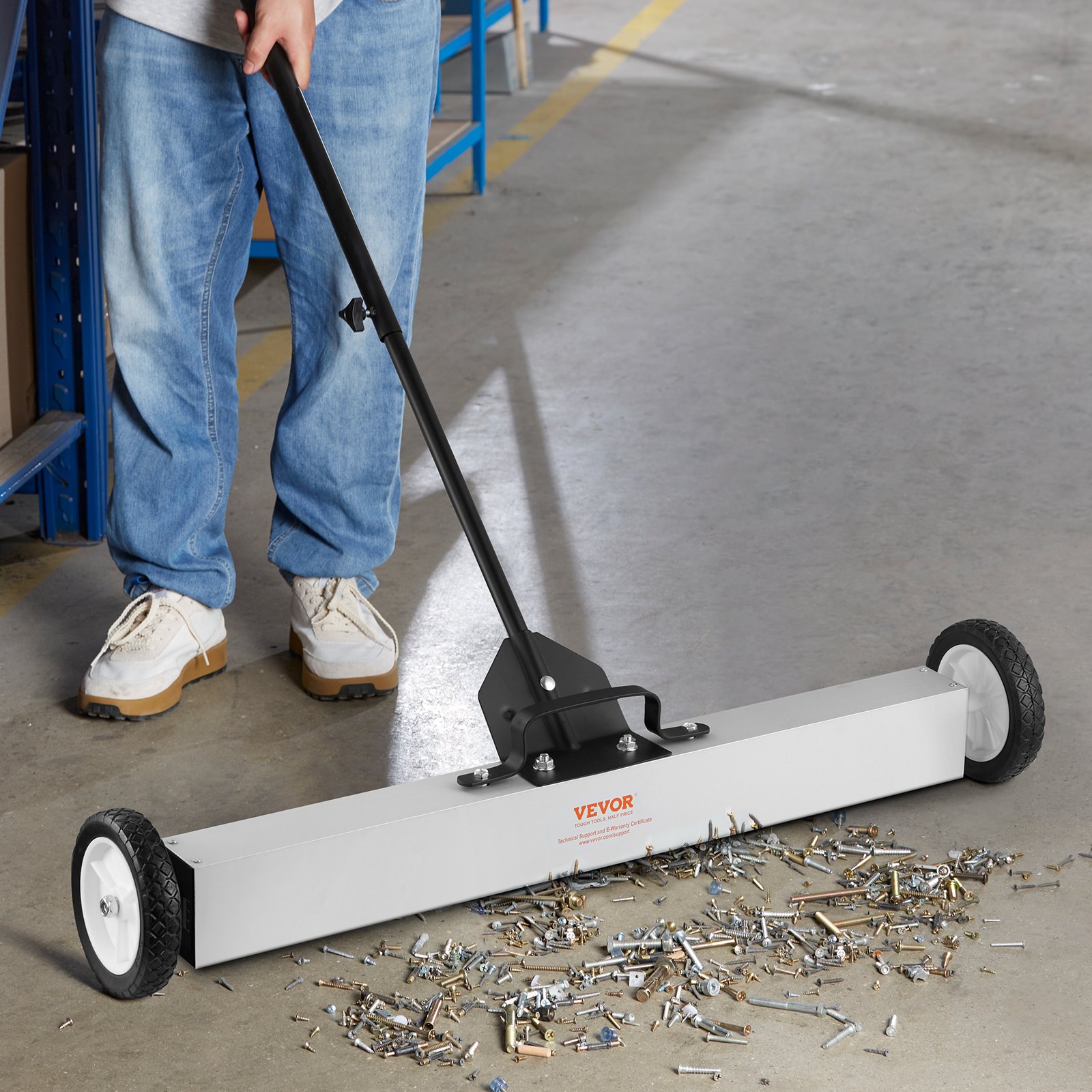 Barredora magnética rodante VEVOR de 25 kg con ruedas, barredora magnética de empuje, barredora de césped magnética grande de 91 cm con mango telescópico, fácil limpieza de taller, garaje y patio.