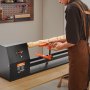 Artesano trabajando en un husillo de madera utilizando un torno de madera de sobremesa VEVOR en un entorno de taller.