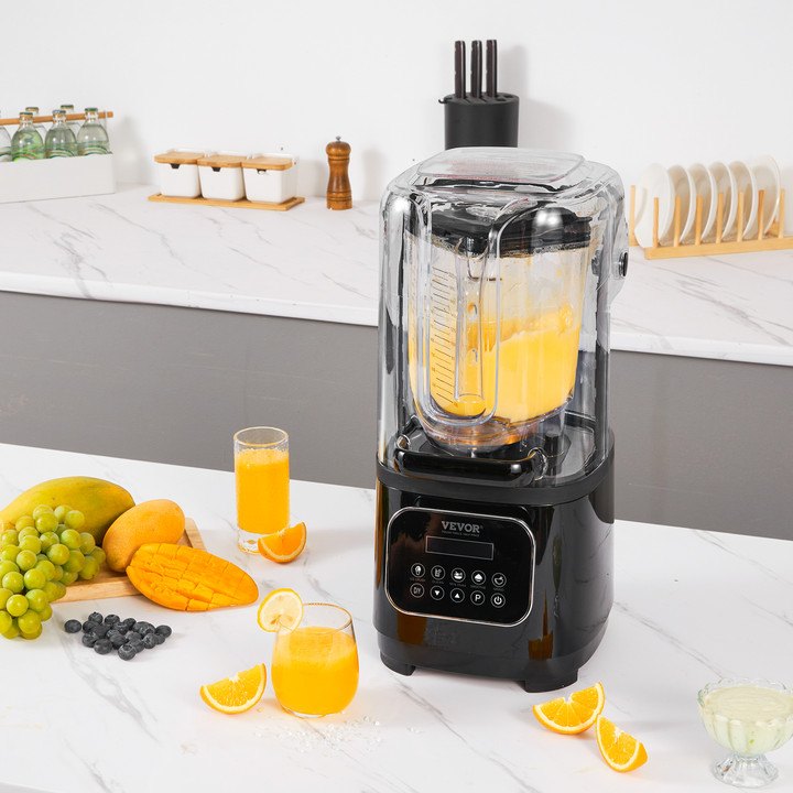 Licuadora profesional VEVOR mezclando jugo de naranja en una encimera de cocina con frutas y vasos alrededor.