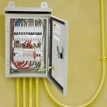 Caja eléctrica VEVOR, 12' x 8' x 8', caja exterior NEMA 4 certificada por  caja de conexiones con bisagras de acero al carbono laminado en frío a prueba de agua y polvo IP65 para uso en interiores y exteriores, con capota de lluvia