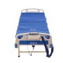 Colchón de presión de aire VEVOR azul en una cama de hospital con un panel de control adjunto.