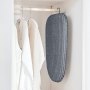 Palabra clave de enfoque: tabla de planchar de mesa VEVOR Tabla de planchar de mesa VEVOR colgada junto a camisas blancas en un armario.
