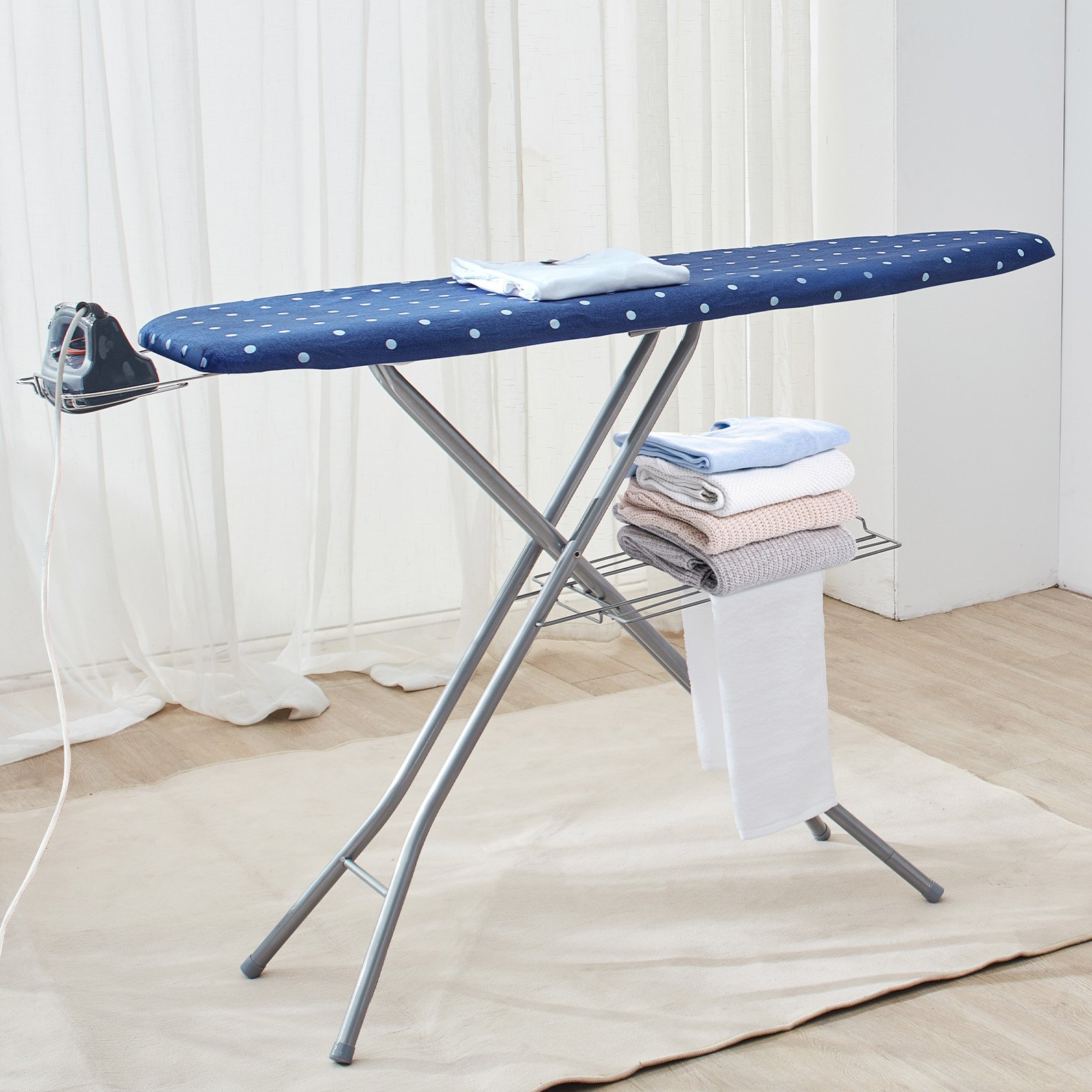 VEVOR Tabla de planchar con bandeja de almacenamiento inferior, tabla de planchar gruesa de 4 capas con funda resistente al calor y funda 100% algodón, tabla de planchar de 10 alturas ajustables para uso en la lavandería del hogar (tamaño 55 x 15)