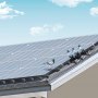 Palomas en un panel solar en el tejado con una malla de protección contra pájaros con paneles solares VEVOR instalada alrededor de los bordes.