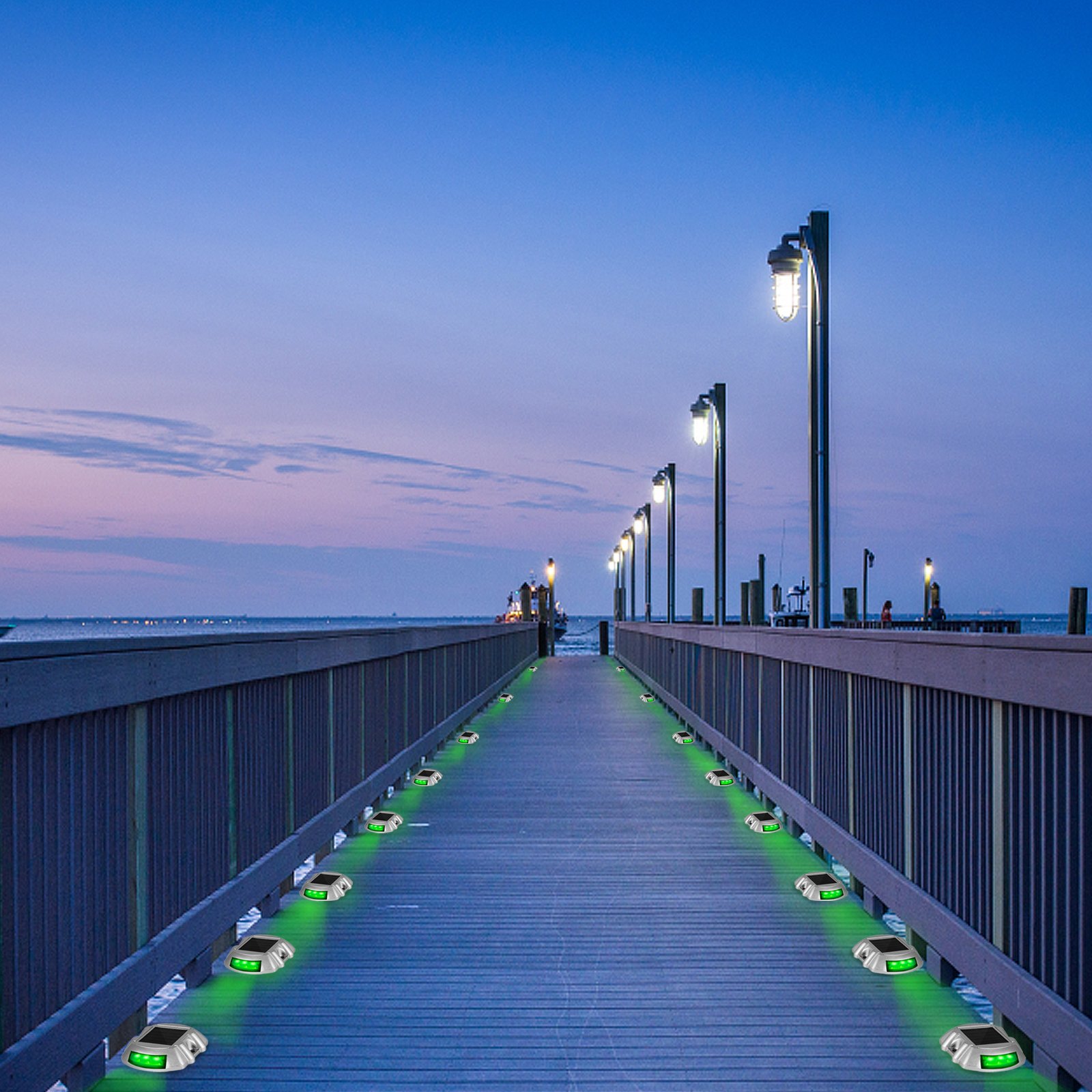 Muelle al anochecer iluminado por luces de entrada solares VEVOR, marcadores de camino de color verde brillante.
