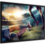 Partido de fútbol en una pantalla de proyector VEVOR con jugadores abordando el balón en un estadio.