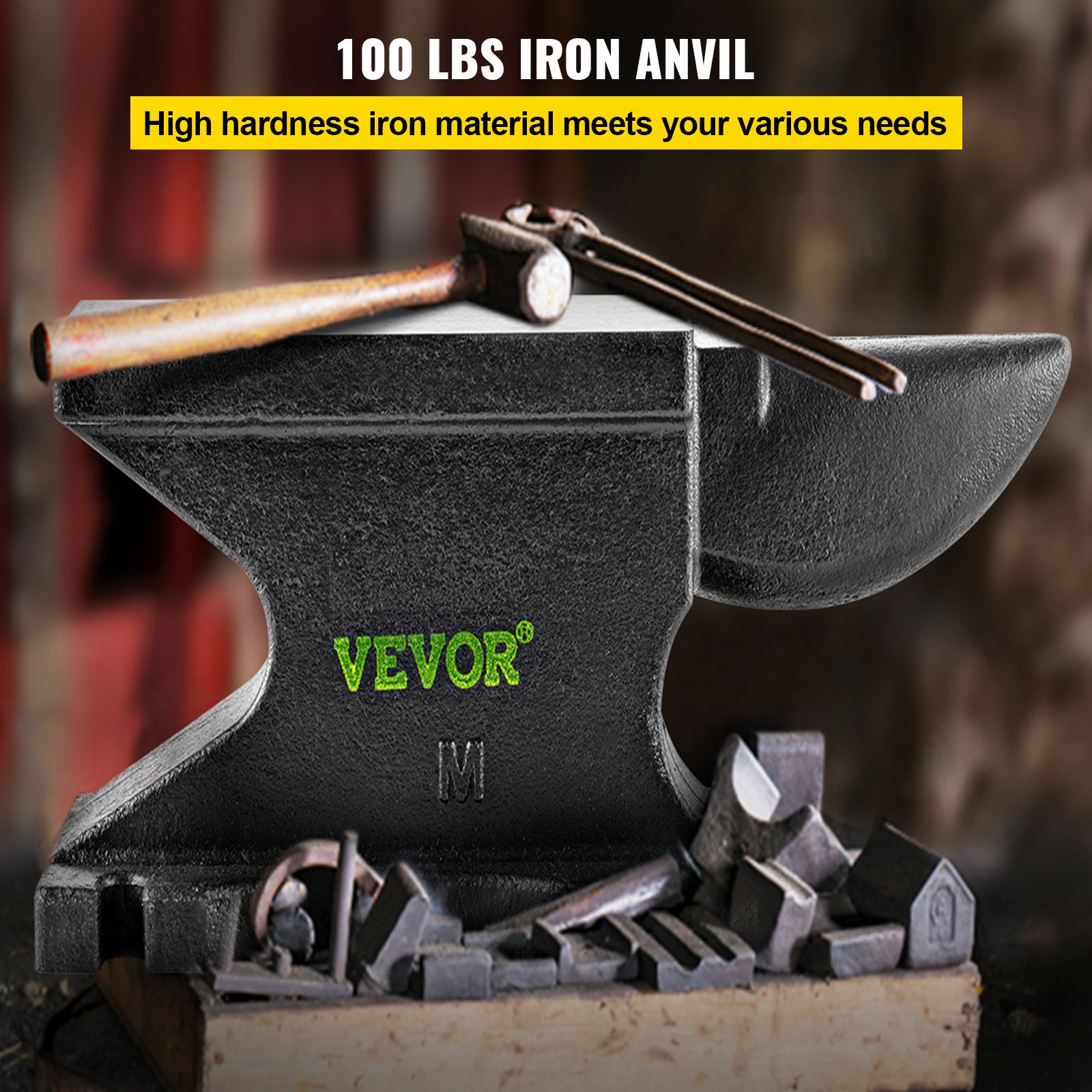 Yunque de hierro fundido VEVOR, 100 libras con martillo en la parte superior, rodeado de herramientas para trabajar el metal.