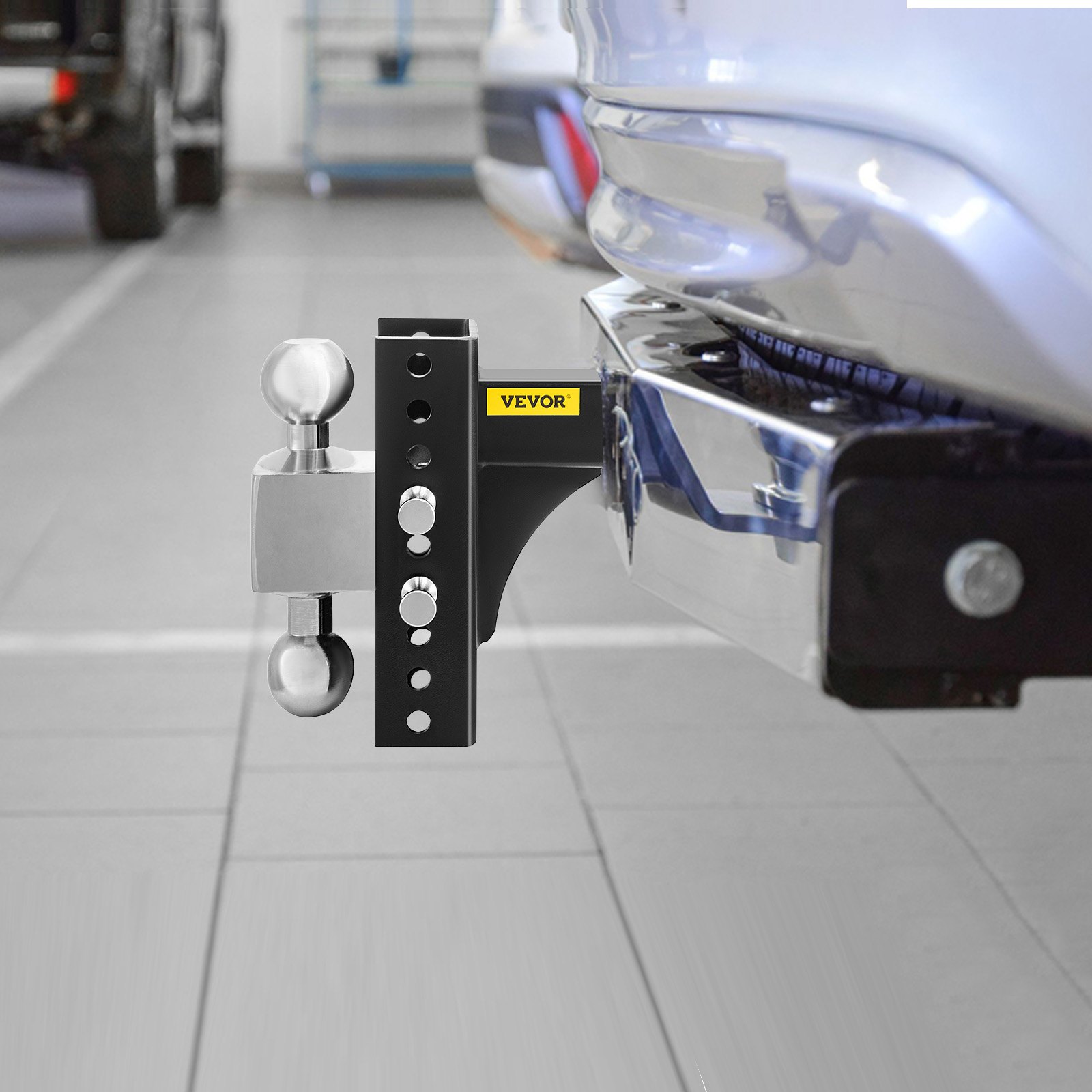 Enganche de remolque ajustable VEVOR conectado a la parte trasera del automóvil, con montaje de bola doble y configuraciones de altura ajustables.