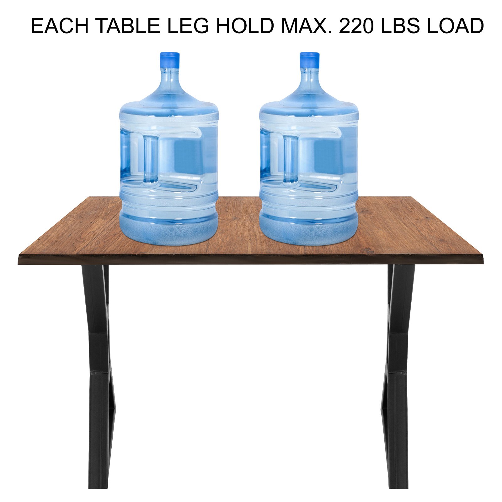 Patas de mesa de comedor VEVOR que sostienen dos grandes jarras de agua sobre una mesa de madera.