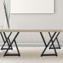 Mesa de madera con patas de metal VEVOR en un entorno de habitación minimalista.