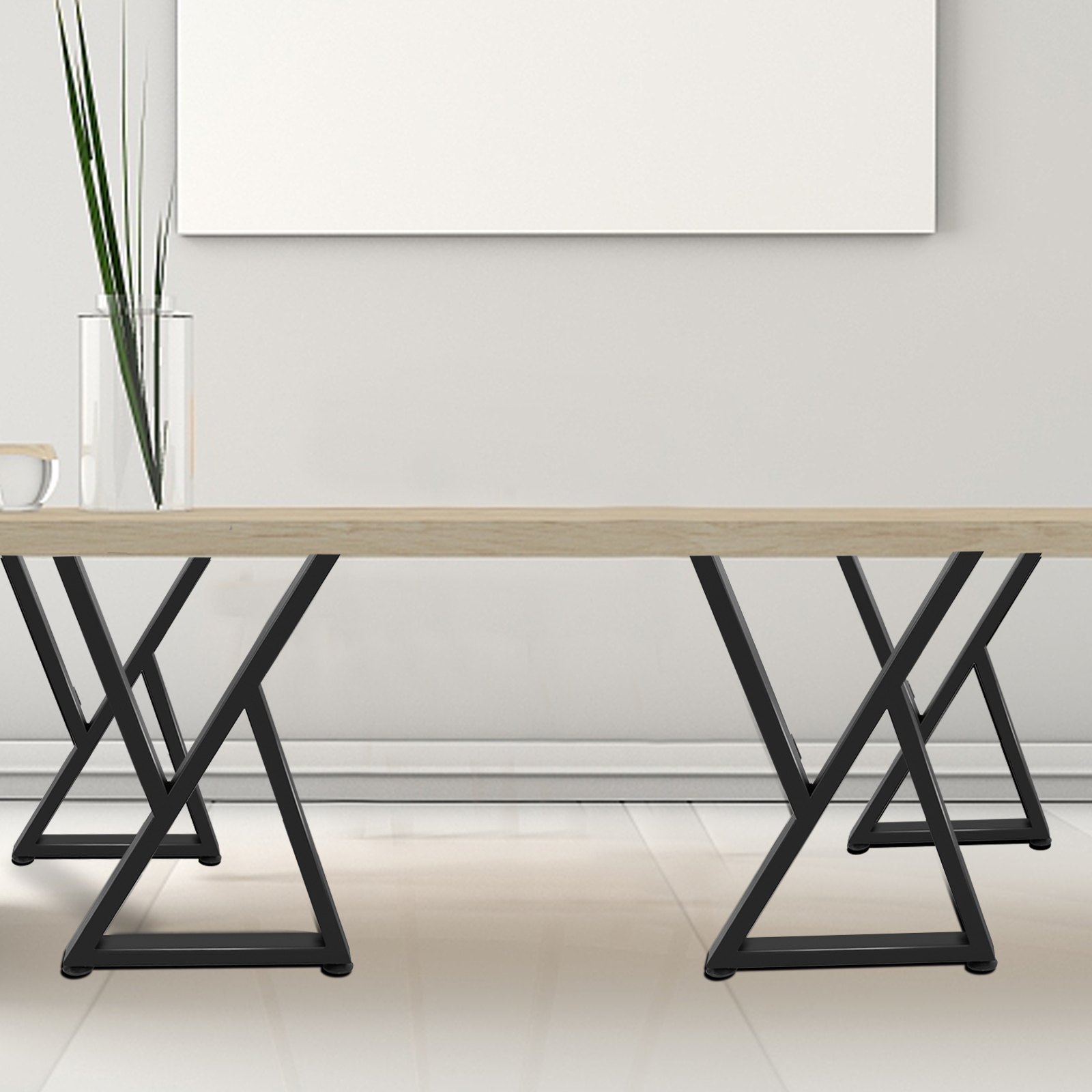 Mesa de madera con patas de metal VEVOR en un entorno de habitación minimalista.