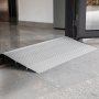 Rampa de entrada VEVOR en la entrada de la puerta, que muestra una superficie de aluminio texturizado.