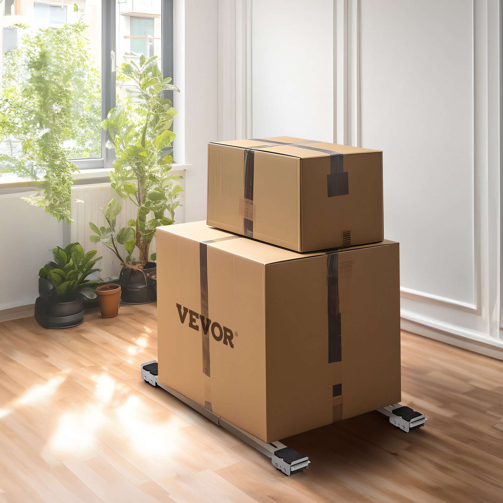 Cajas de cartón apiladas sobre rodillos para electrodomésticos VEVOR en una habitación soleada con plantas y suelo de madera.