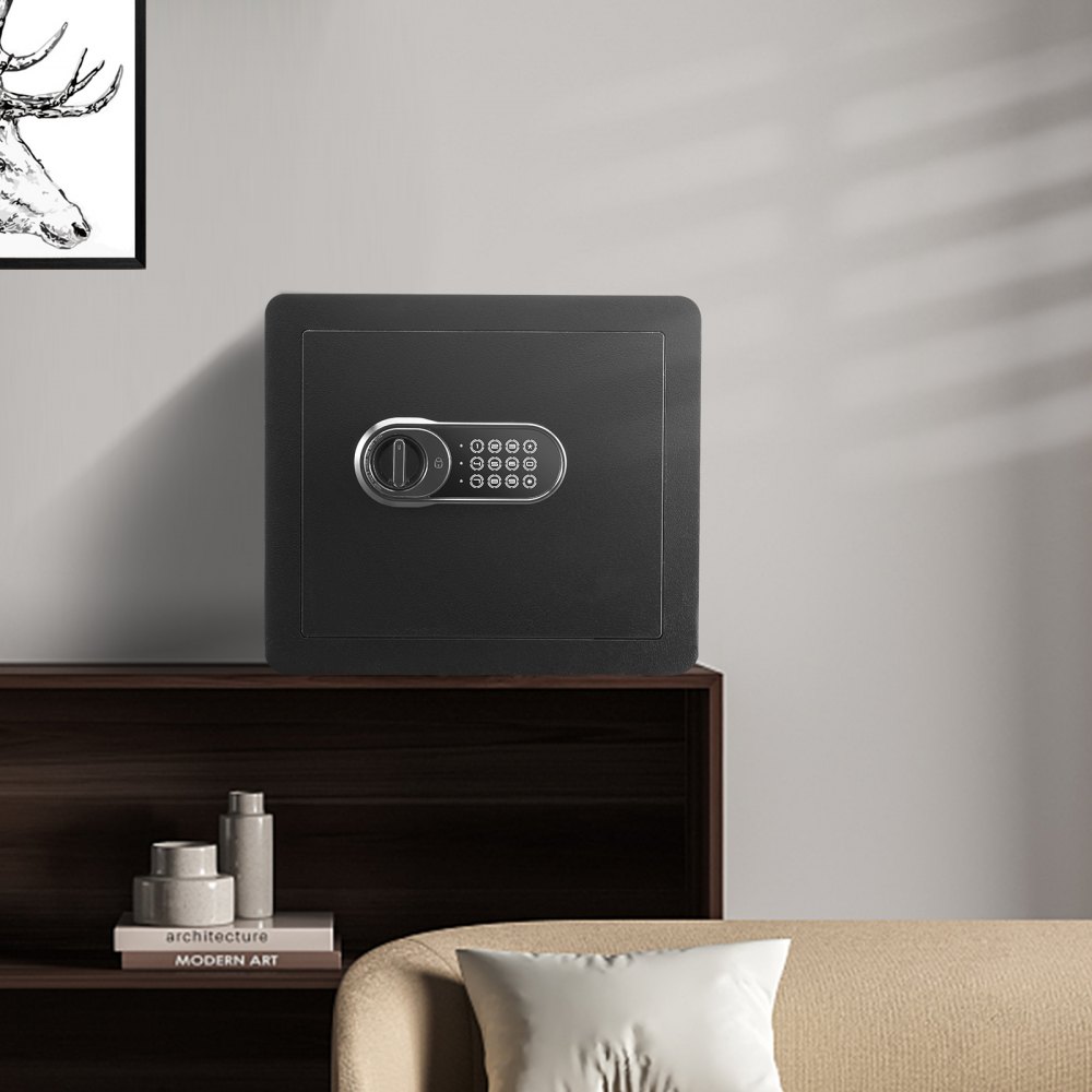 Caja fuerte para el hogar VEVOR negra sobre un estante de madera en una sala de estar minimalista con libros y decoración artística.