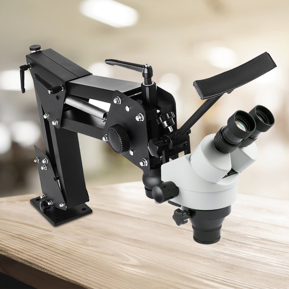 Microscopio con microincrustaciones VEVOR sobre mesa de madera con brazo de montaje.