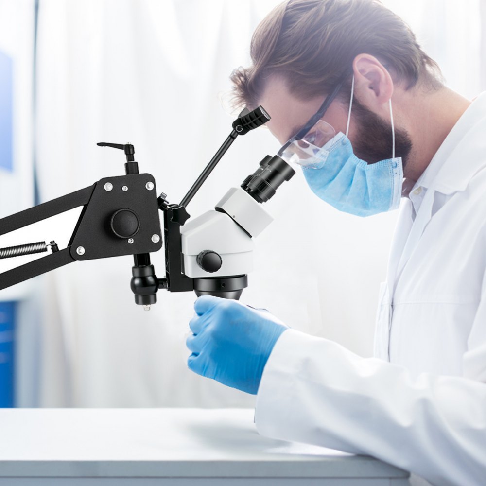 Científico que utiliza un microscopio microincrustado VEVOR con brazo ajustable en el laboratorio.