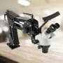 Microscopio con microincrustaciones VEVOR sobre mesa de madera con brazo de montaje.