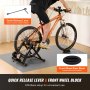 Ciclista que utiliza un soporte de entrenamiento de bicicleta VEVOR con palanca de liberación rápida y bloque elevador de rueda delantera en configuración doméstica.