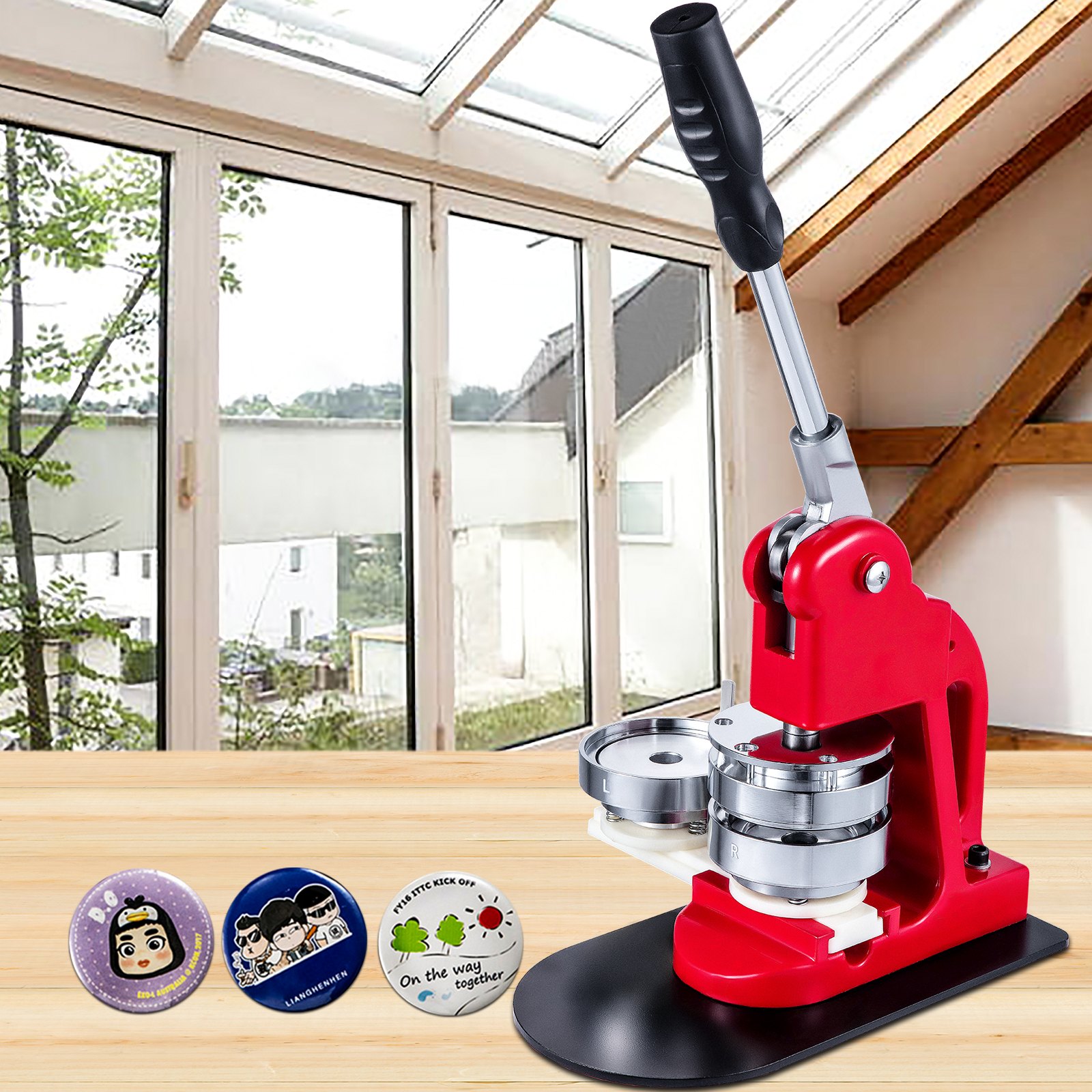 Máquina para hacer botones VEVOR sobre una mesa de madera con botones terminados frente a una gran ventana.