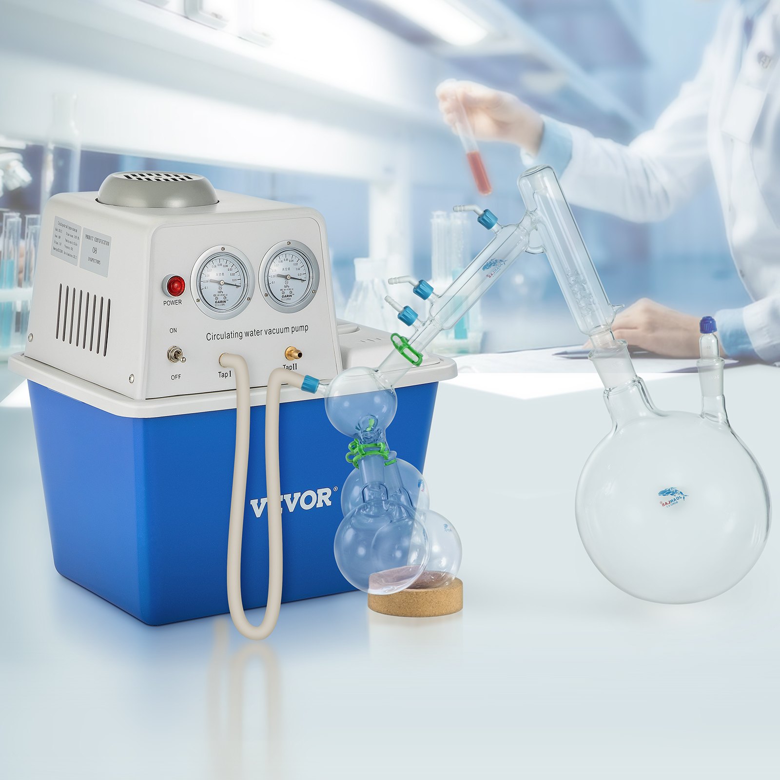 Configuración de laboratorio con bomba de vacío VEVOR y cristalería en el laboratorio de fondo