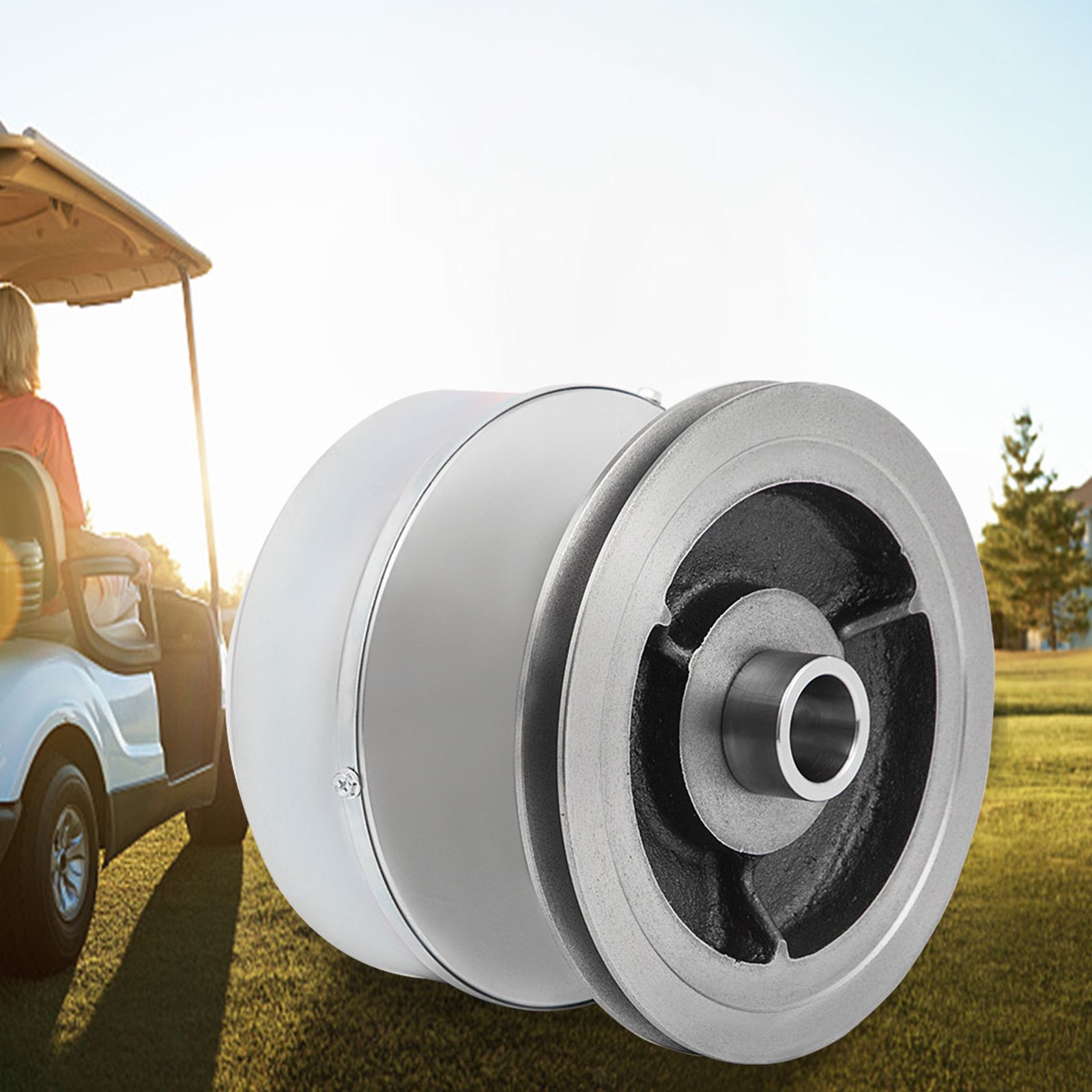 Embrague de transmisión de carrito de golf VEVOR delante de un carrito de golf en un campo soleado.