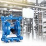 Bomba de diafragma neumática VEVOR azul en entorno industrial con tuberías en el fondo.