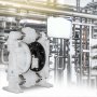 Bomba de diafragma doble neumática VEVOR en configuración de tuberías industriales.