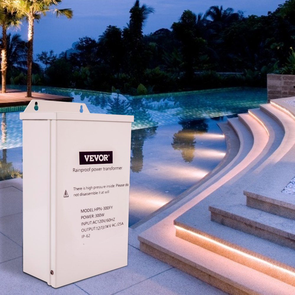 Transformador de luz de piscina VEVOR junto a una piscina moderna iluminada con escalones al anochecer.