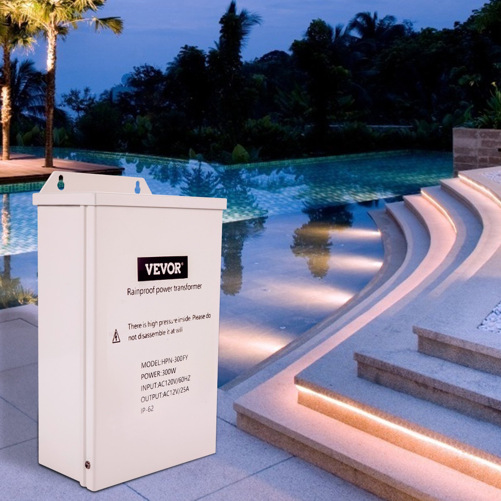 Transformador de luz de piscina VEVOR junto a una piscina iluminada con escalones al anochecer.