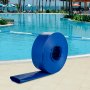 Manguera de descarga VEVOR junto a una piscina azul claro con palmeras y tumbonas al fondo.