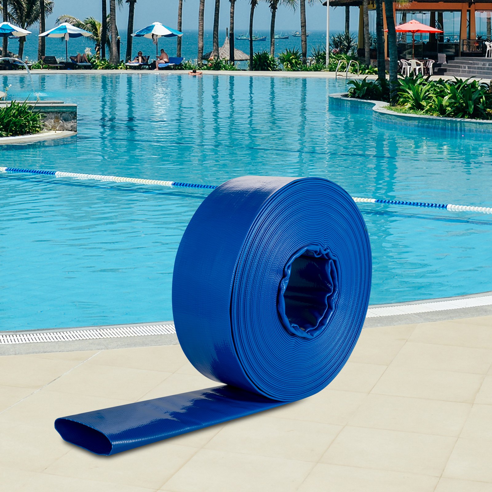 Manguera de descarga VEVOR azul junto a la piscina con fondo tropical.