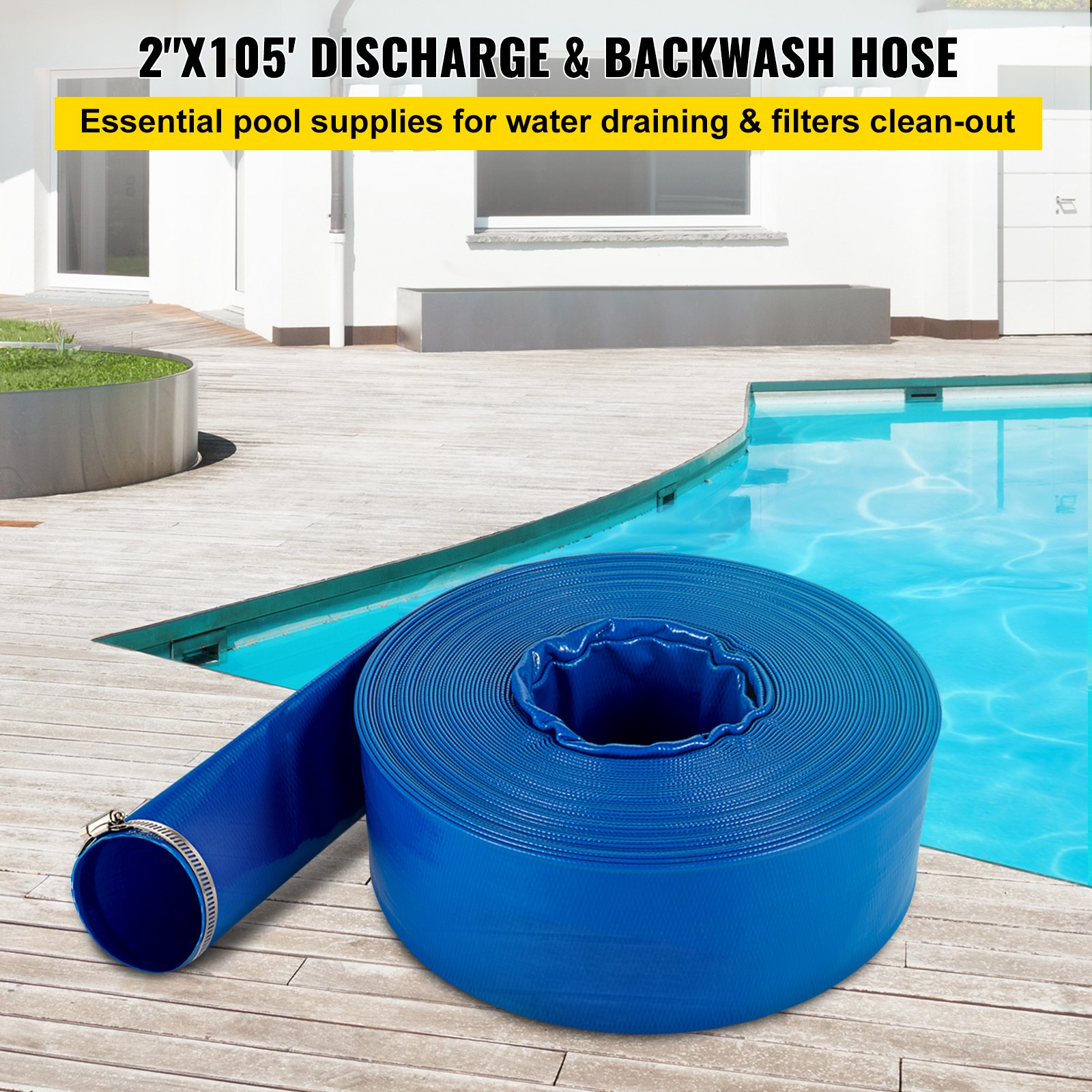 Manguera de descarga VEVOR junto a la piscina, imprescindible para el vaciado de agua y la limpieza de filtros.