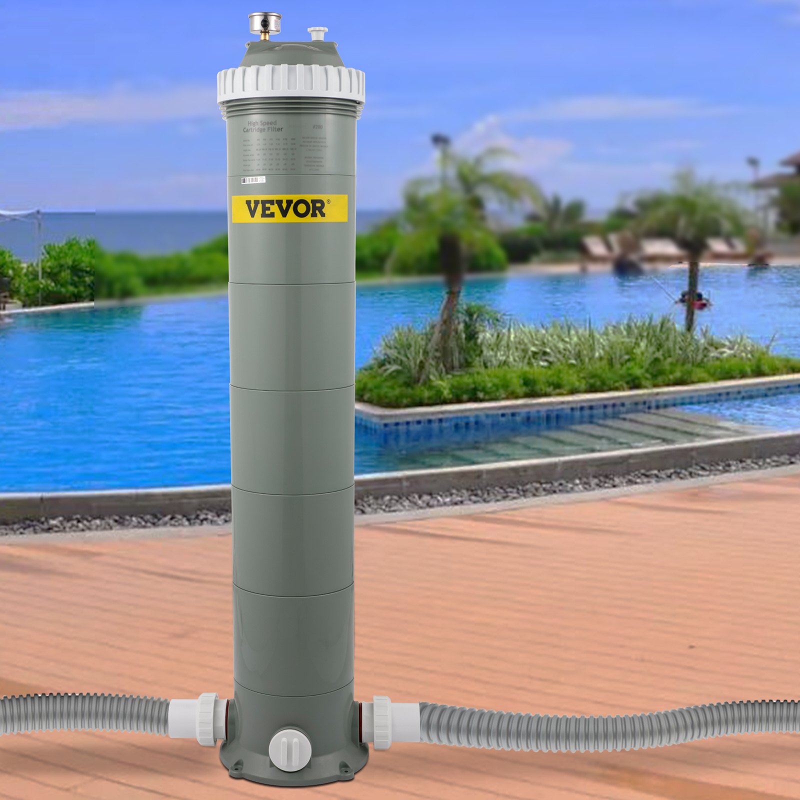 Filtro de cartucho de piscina VEVOR junto a una piscina rodeada de vegetación y tumbonas.