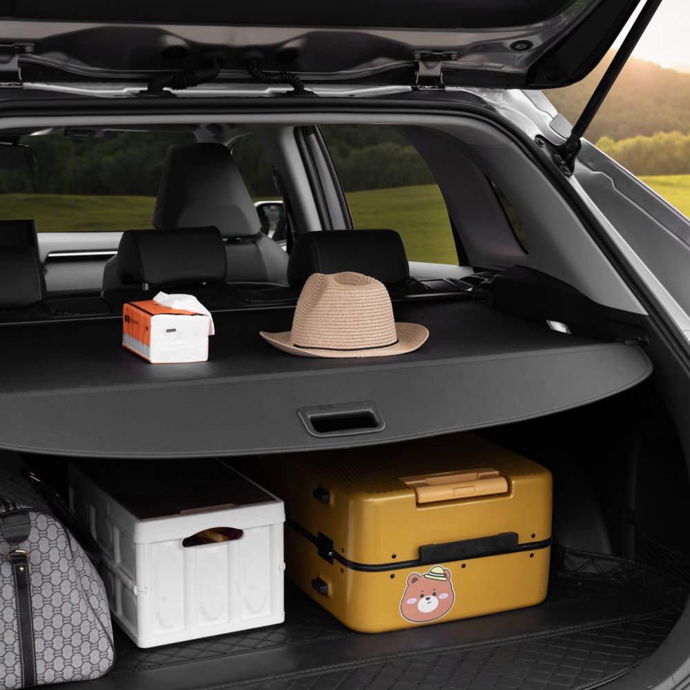 Cubierta de carga retráctil VEVOR en el maletero del SUV con un sombrero, una caja de pañuelos y bolsas de almacenamiento debajo.
