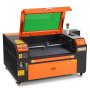 Grabador láser de CO2 VEVOR naranja y negro con tapa de vidrio verde abierta y panel de control.