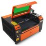Grabador láser de CO2 VEVOR con tapa abierta, panel de control y área de corte láser mostrada. Carcasa naranja brillante.