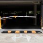 Reductor de velocidad de goma VEVOR en la entrada del aparcamiento con puerta de barrera y flecha en el pavimento.