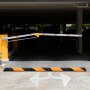 Reductor de velocidad de goma VEVOR delante de un aparcamiento con barrera de seguridad