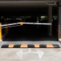 Reductor de velocidad de goma VEVOR delante de la entrada de un aparcamiento con una flecha en el suelo.