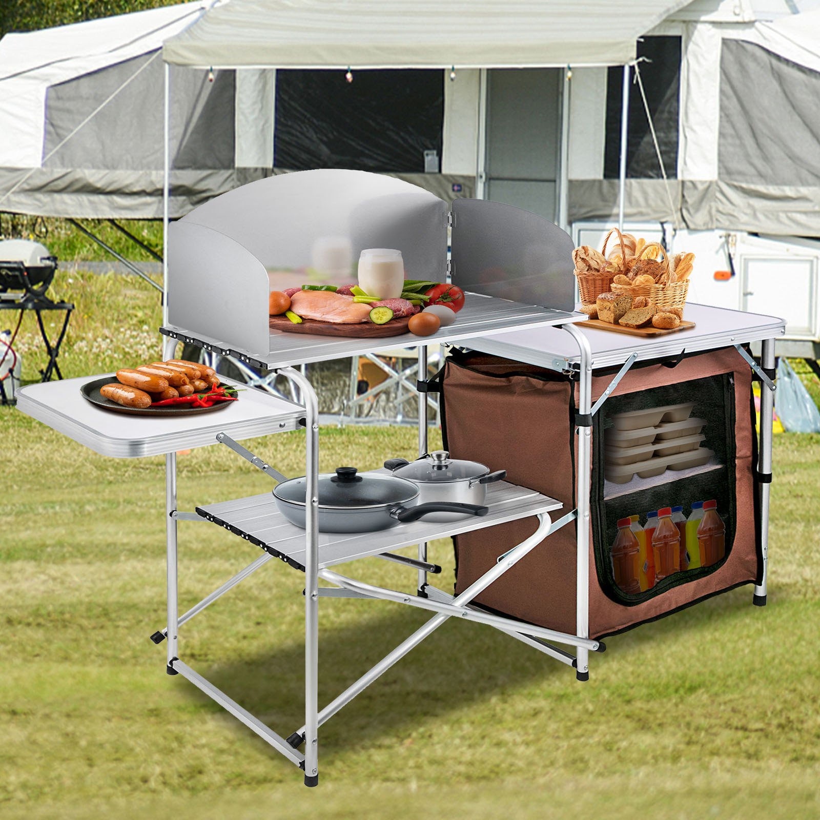 Configuración para acampar con mesa de cocina para acampar VEVOR, con alimentos, utensilios de cocina y almacenamiento.