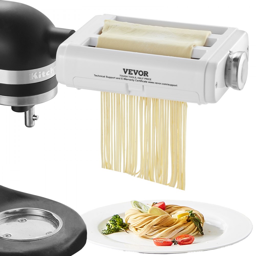 Accesorio para pasta VEVOR conectado a la batidora, que prepara pasta fresca sobre una comida preparada con verduras.