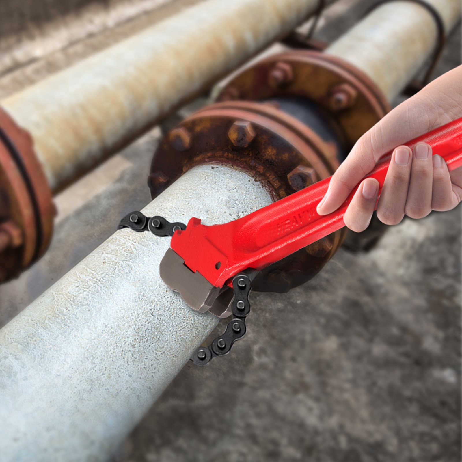 Mano utilizando la llave de cadena VEVOR en un tubo grande de metal.