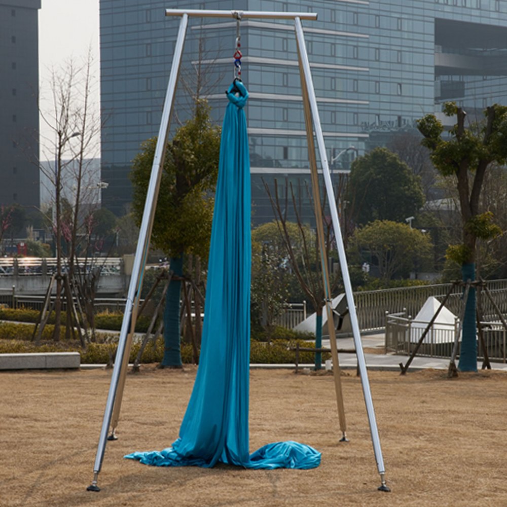 Instalación de inversión de eslinga de yoga VEVOR azul en un parque con fondo de edificios modernos.