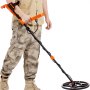 Persona que utiliza un detector de metales resistente al agua VEVOR, vistiendo pantalones de camuflaje y botas beige.