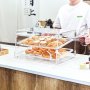 Vitrina para pastelería VEVOR, vitrina comercial de 2 niveles para mostrador de panadería, caja de acrílico con acceso a la puerta trasera y estantes extraíbles, mantiene frescos los productos de donas, bagels, pasteles y galletas, 53 x 33 x 30 cm.