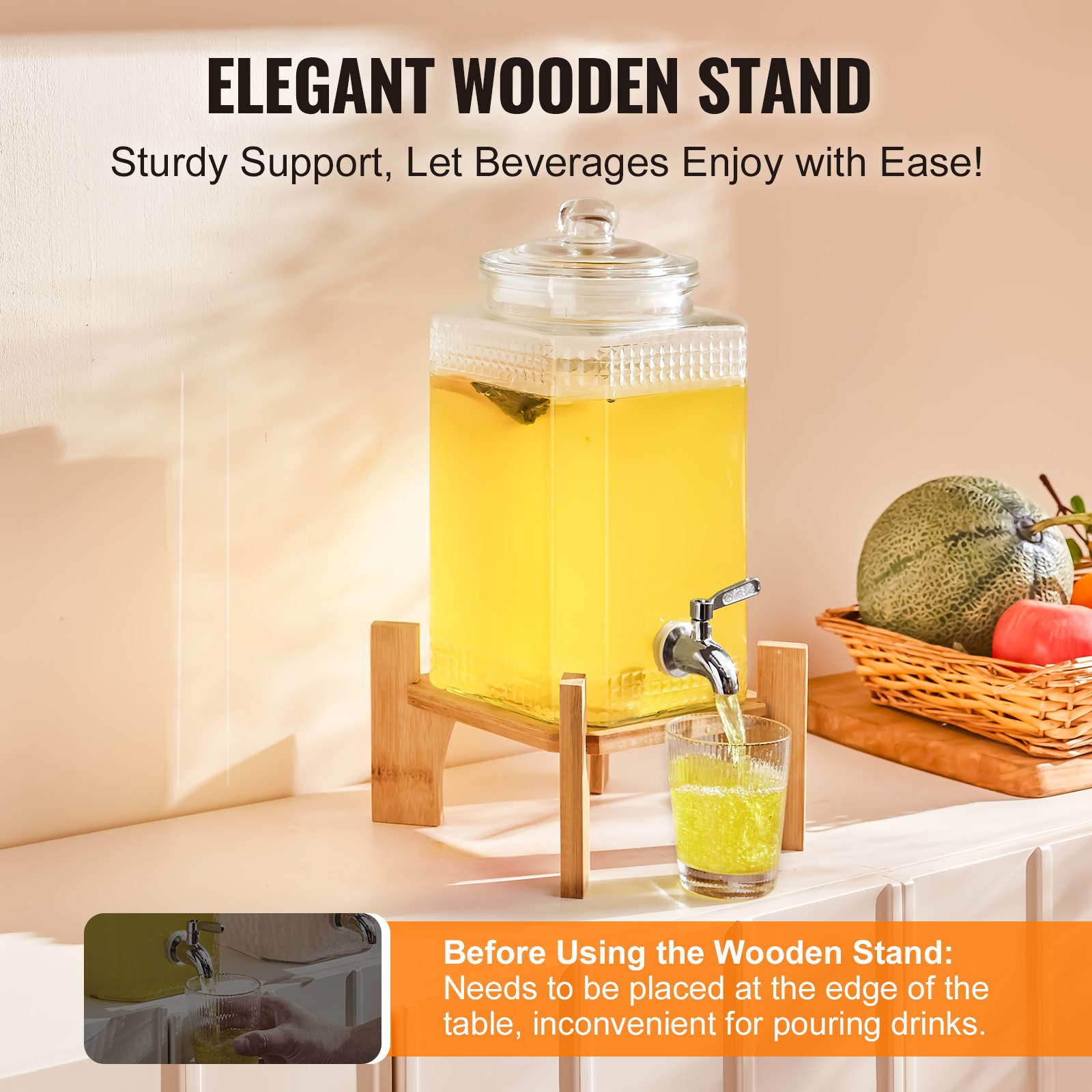 Dispensador de bebidas VEVOR en un elegante soporte de madera, vertiendo una bebida en un mostrador de cocina cerca de frutas.