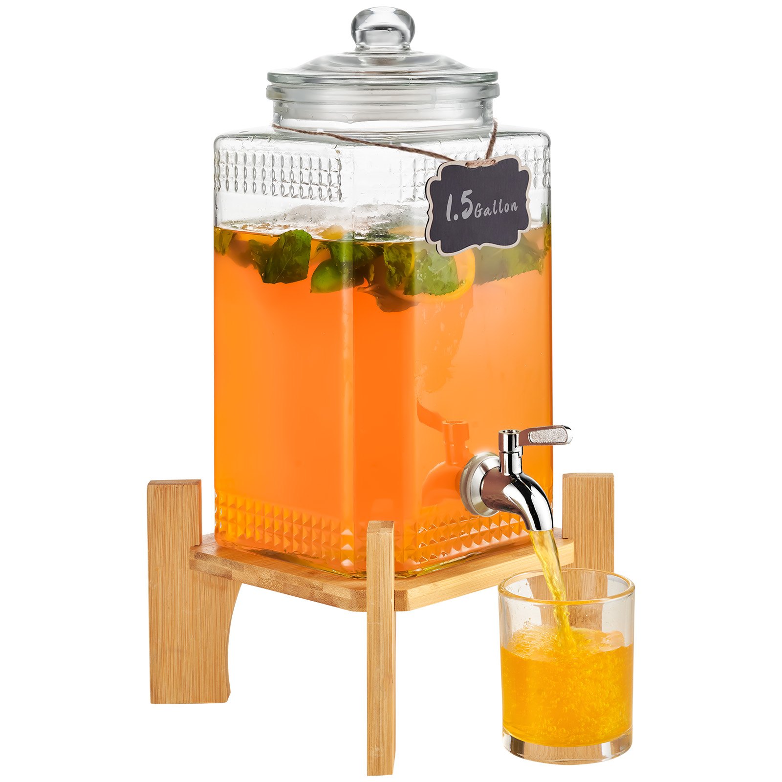 Dispensador de bebidas VEVOR lleno de jugo de naranja sobre un soporte de madera, dispensando en un vaso.