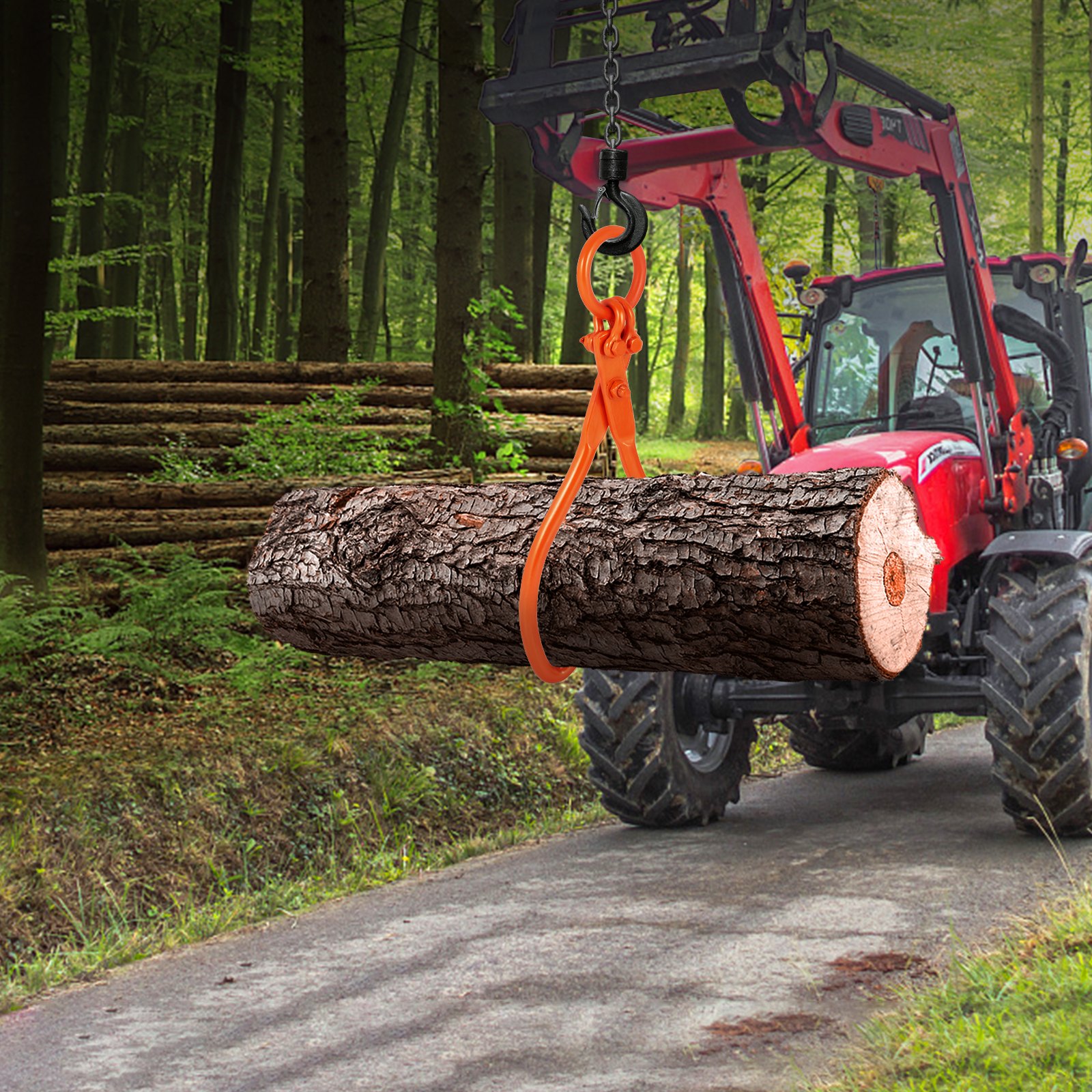 Tractor levantando un tronco en el bosque utilizando pinzas para arrastrar troncos VEVOR.