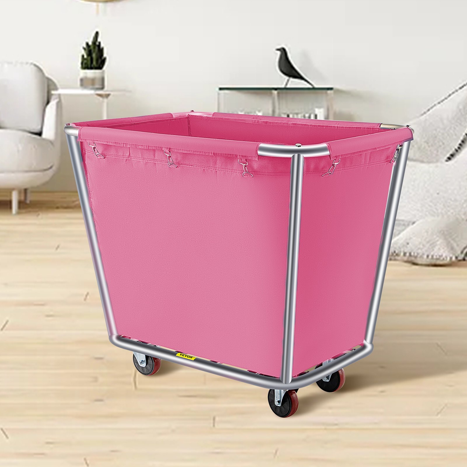 Cesta de lavandería VEVOR rosa con ruedas en sala de estar moderna.